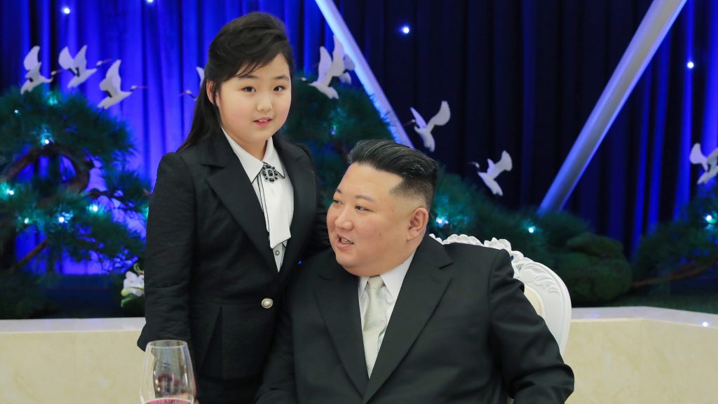 金正恩携女视察人民军宿舍和出席宴会  韩国：朝鲜今或阅兵