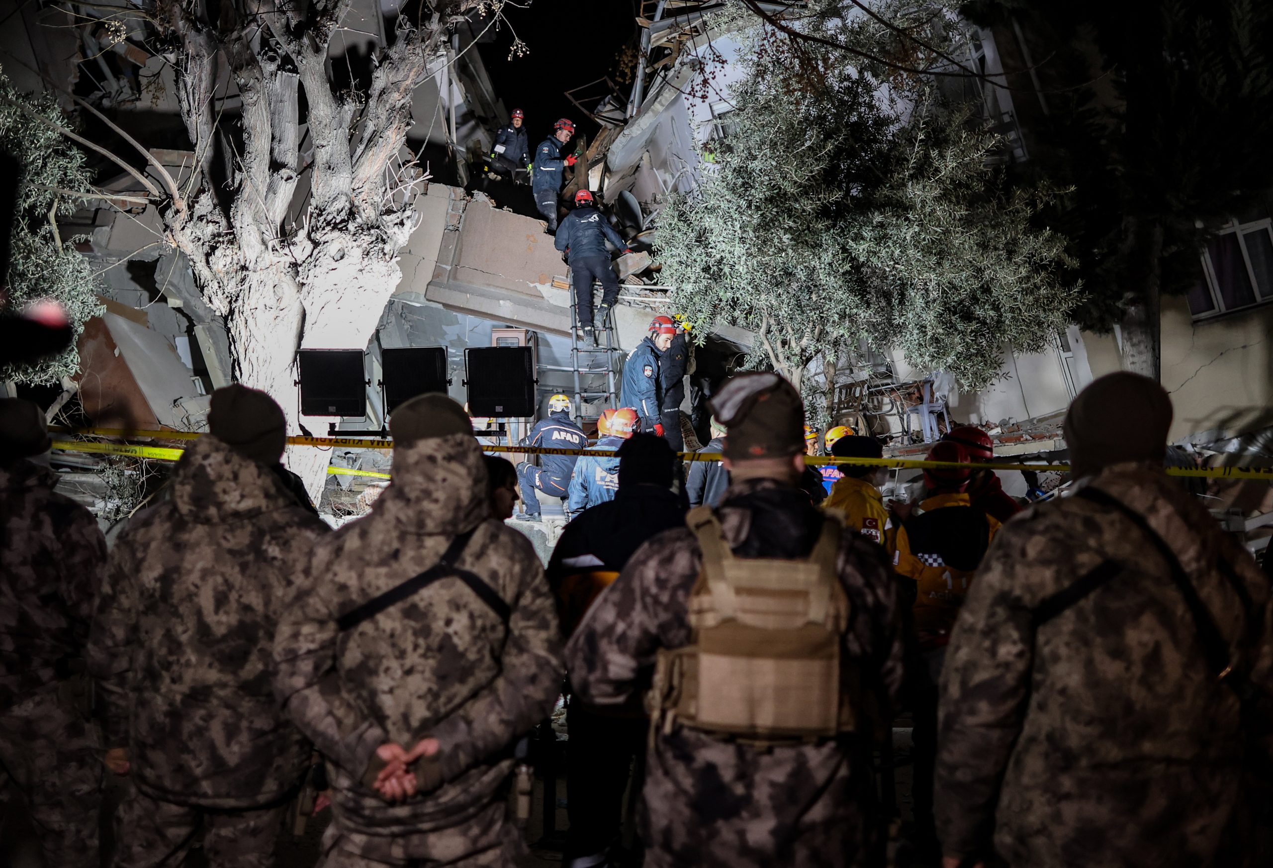 雪上加霜！土耳其再遭6.4级地震袭击 灾民涌上街头抱成一团