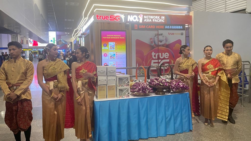 首个中国出境游旅行团抵达曼谷  泰国旅游局局长接机