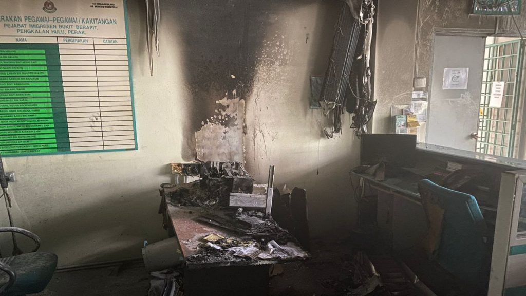 高乌移民局护照办理处  火灾烧毁电脑 桌子