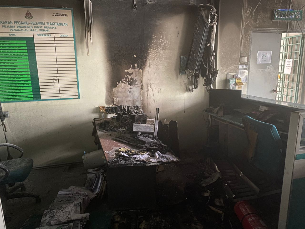 高乌移民局护照办理处  火灾烧毁电脑 桌子