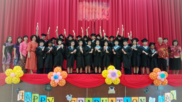中国公学 骊歌响起  26学生毕业踏上新征程
