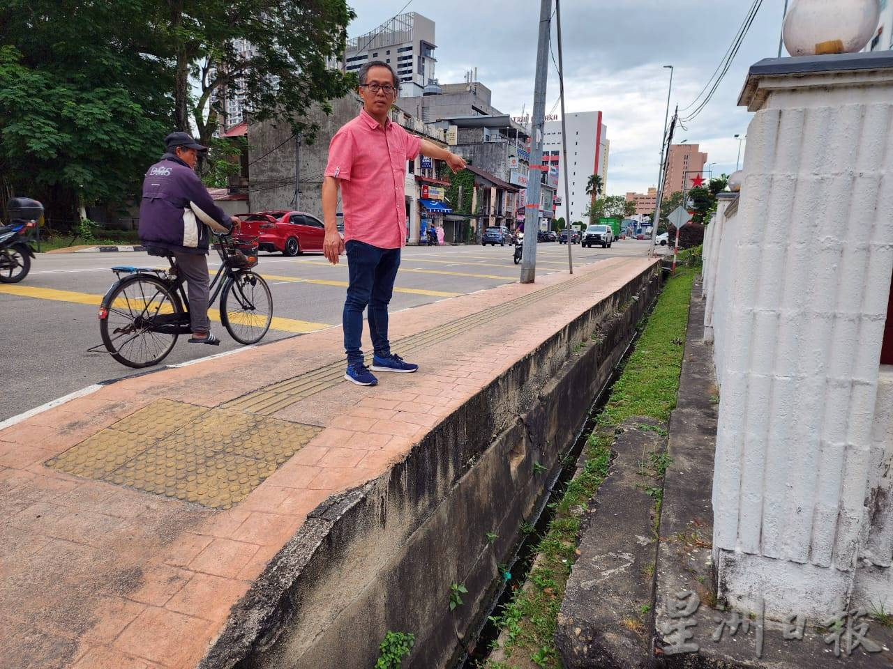 （古城版）沟底和行人道路面距离超过一公尺，刘志俍呼吁当局设栏杆扶手