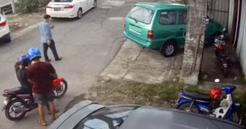3人经过该处，却没人发现有人正在偷摩托车！