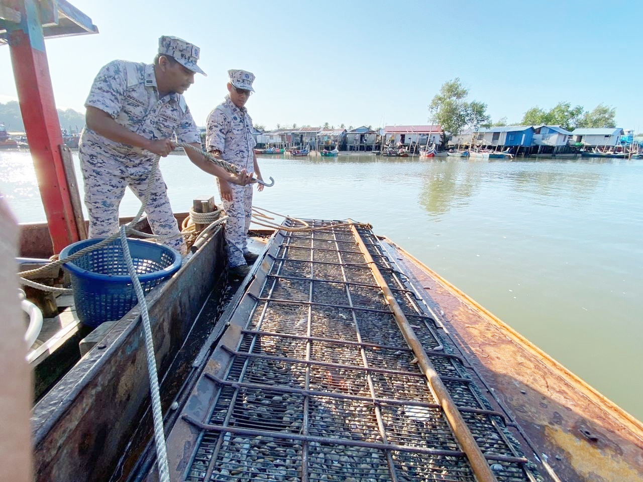 +（大北马）玻港口APMM与渔民合作，便装搭渔船出海取缔非法闯海域捕蛤蜊渔船