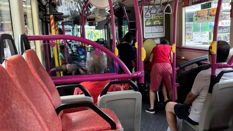 （已签发）柔：狮城二三事：巴士车长被指向轮椅嫂发脾气 新捷运道歉