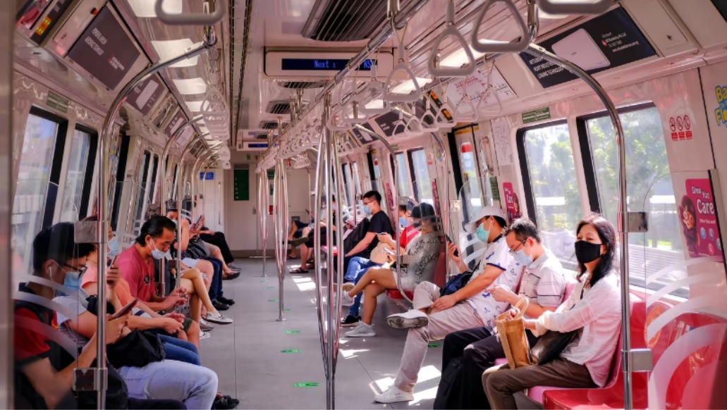 （已签发）柔：狮城二三事：新加坡今进一步放宽防疫措施 搭公共交通可不戴口罩 