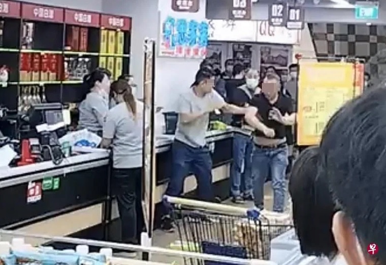 （已签发）柔：狮城二三事：砸超市打店长 醉汉被捕
