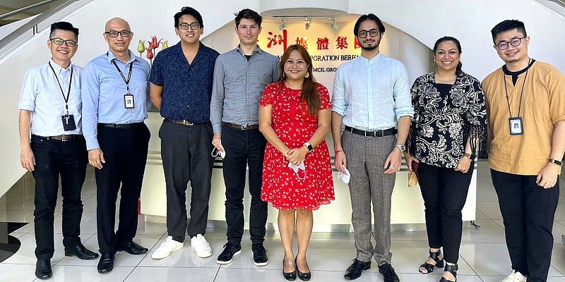 Tan Lee Chin (R4) posing with visiting FT Strategies delegation and Sin Chew Daily management at Sin Chew Daily headquarters in Petaling Jaya.