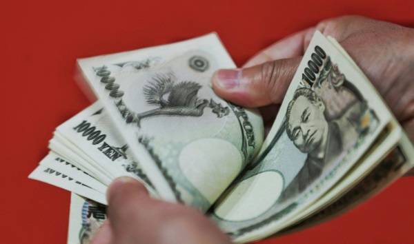 日本官方承认 去年10月2次阻贬日圆