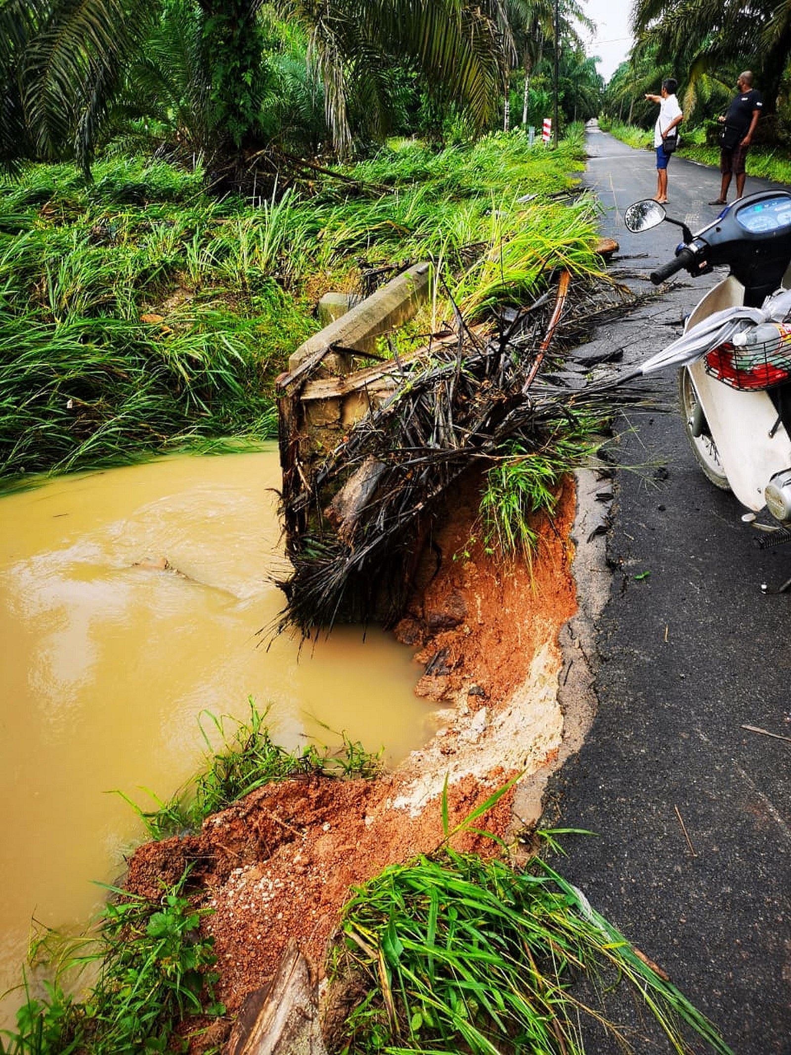 NS马口：榕吉华小路桥边坍塌情况在雨后加剧严重