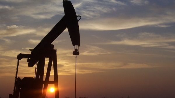 高盛：原油闲置产能耗尽 油价今年料再破100美元