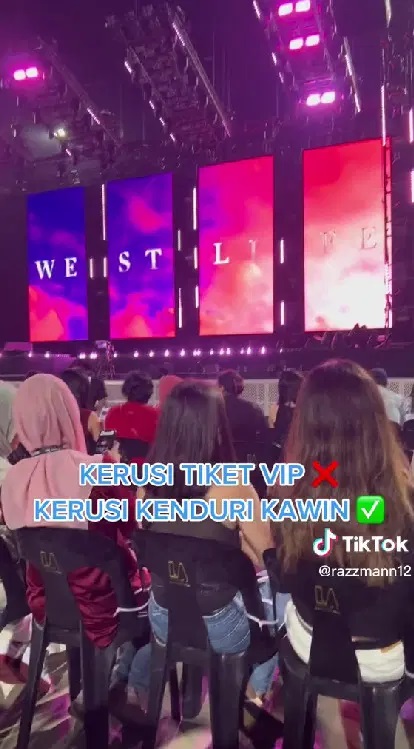 Westlife演唱会VIP坐塑料椅 网笑称“是在等打疫苗吗？”