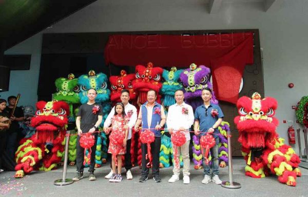 右二起邓威良、邓镕耀、陈锦华等为Angel Bubble Laundry联合剪彩。 