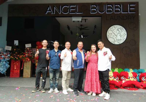 爱上沙巴的香港人在Jesselton Quay投资开店。右起陈锦华、谢慕贞、邓镕耀、邓威良。 