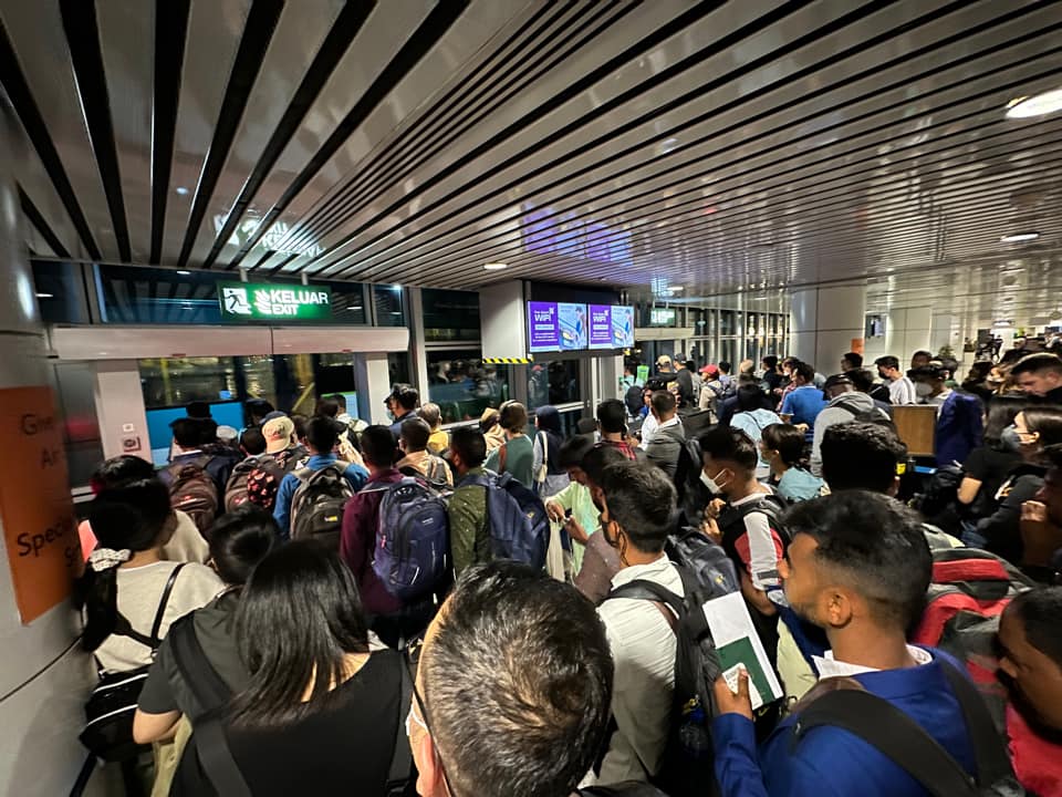 2接驳电车同时出故障 乘客步行航站楼  大马机场公司今道歉