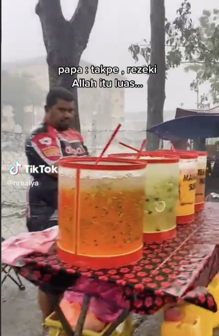 4大桶饮料被雨水污染全倒掉 儿吁网民祈祷：别再下雨了