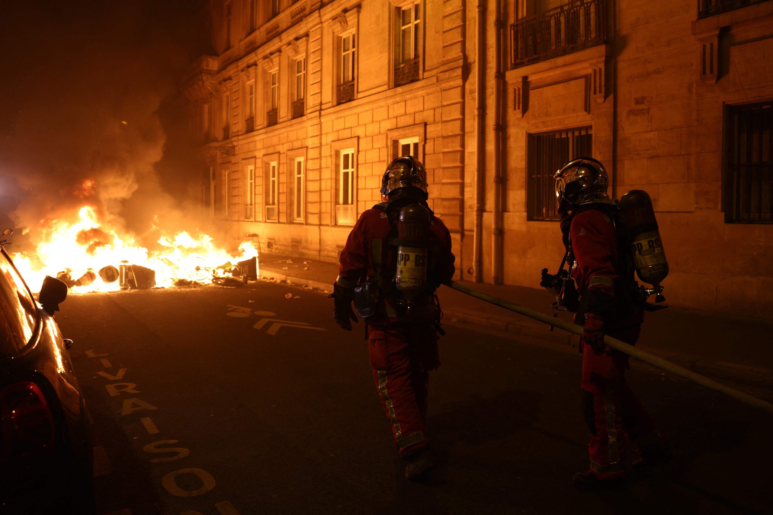 7000人抗议法国退休改革法案 警方施放催泪弹
