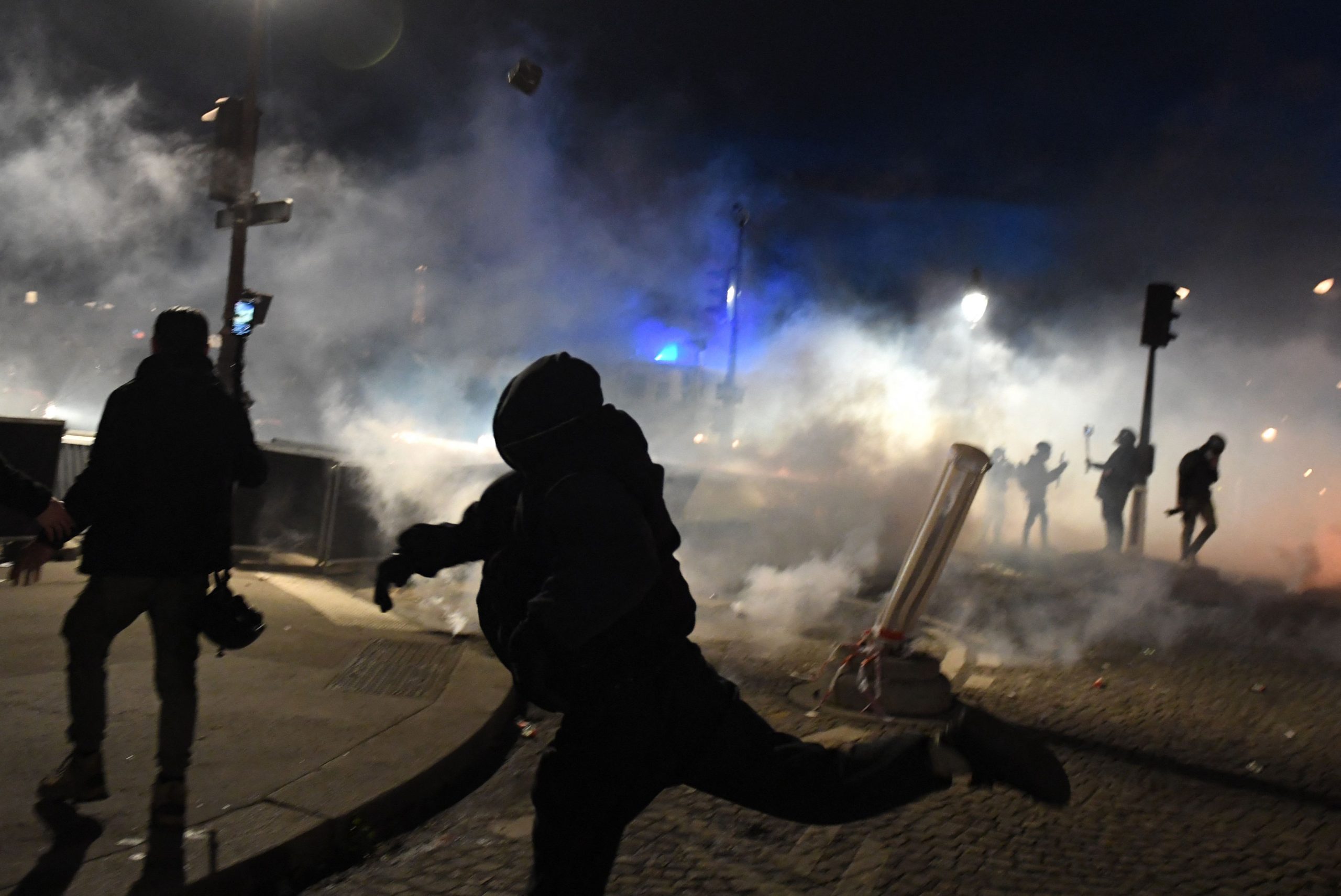 7000人抗议法国退休改革法案 警方施放催泪弹