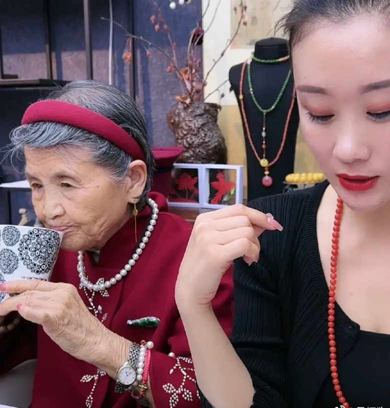 90岁家婆直播卖首饰 黄圣依被疑经济出问题