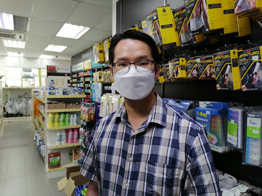 东:口罩销量大幅度减少，疫情消退后防疫用品乏人问津。