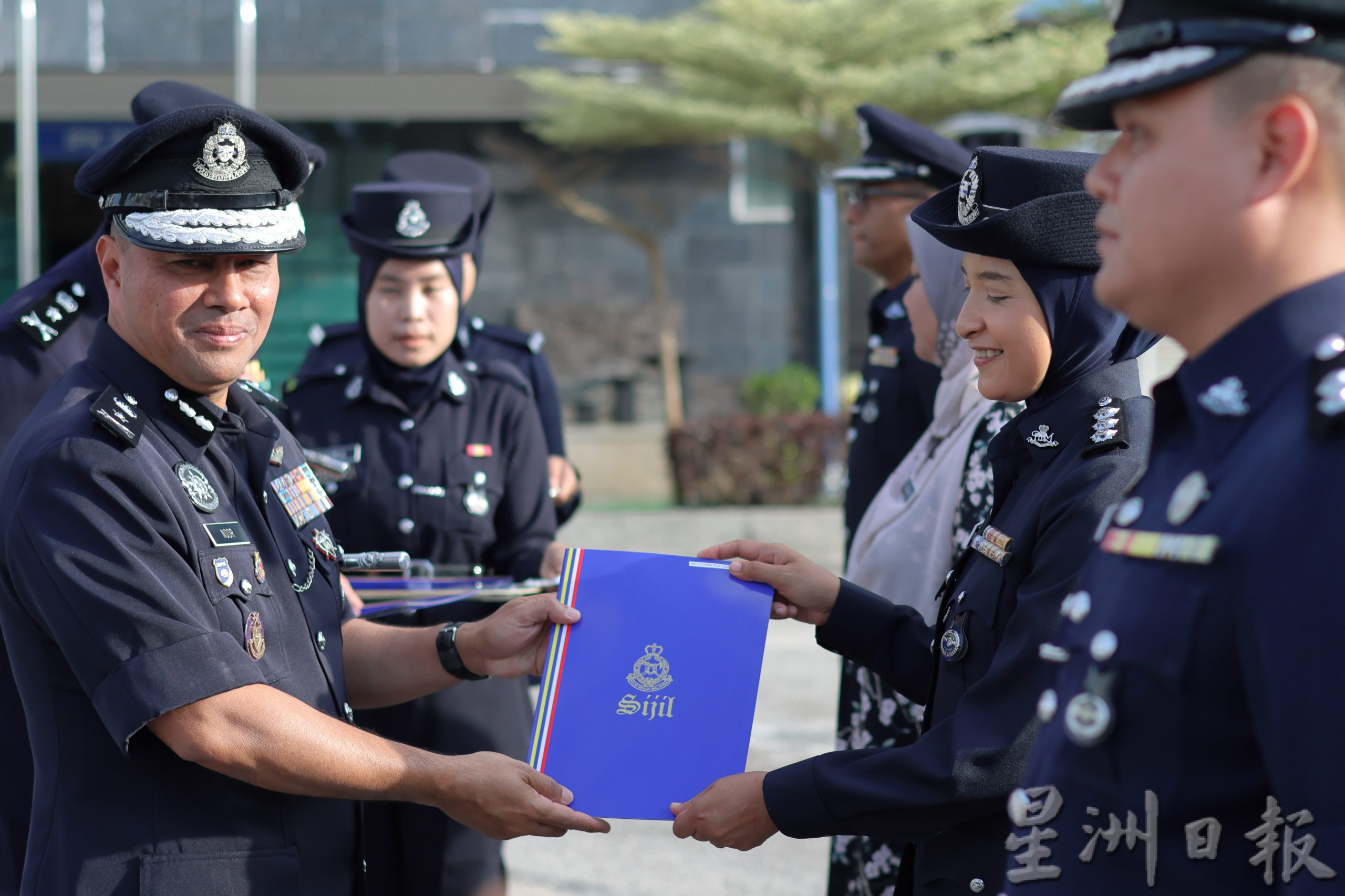 东：2023年警察日，彭41警13社会人士获颁感谢状。