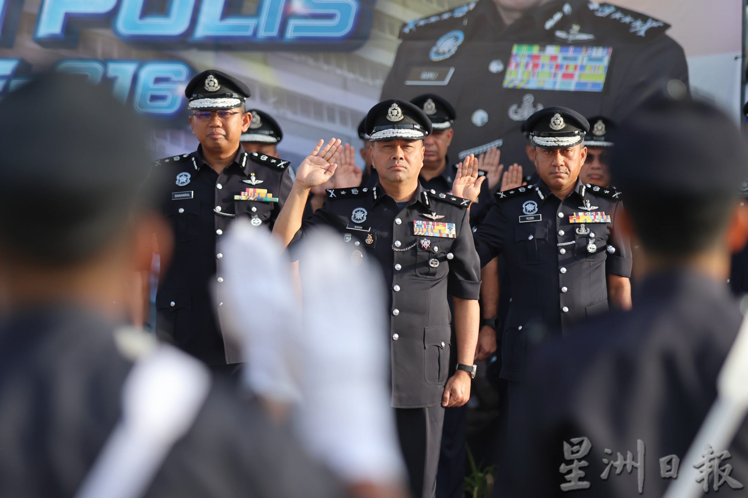 东：2023年警察日，彭41警13社会人士获颁感谢状。