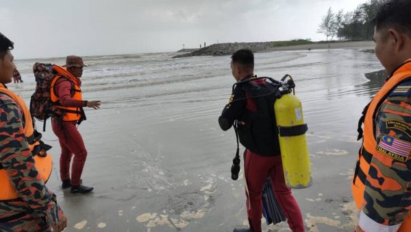 3少年海滩坠海没顶 2人获救 12岁男童失踪