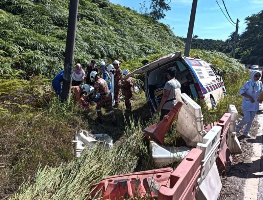 东：一辆救护车完成任务后却在话望生通往瓜拉吉赖公路发生车祸，造成一名医生、一名护士和一名民防局人员受伤。