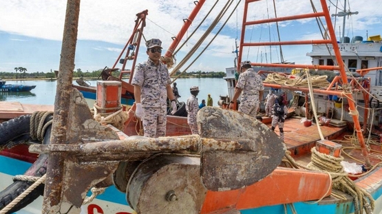 东：吉兰丹海事执法机构上周一和三在两项取缔行动中扣留了在我国海域非法捕鱼的4艘越南渔船和船上的31位渔民。
