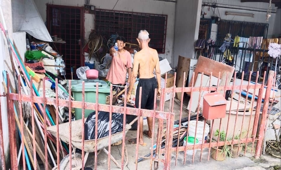 东：文德甲宝林园一对年迈华裔夫妇，长期收集了大量杂物和垃圾放置在住家范围，引来附近邻里投诉。