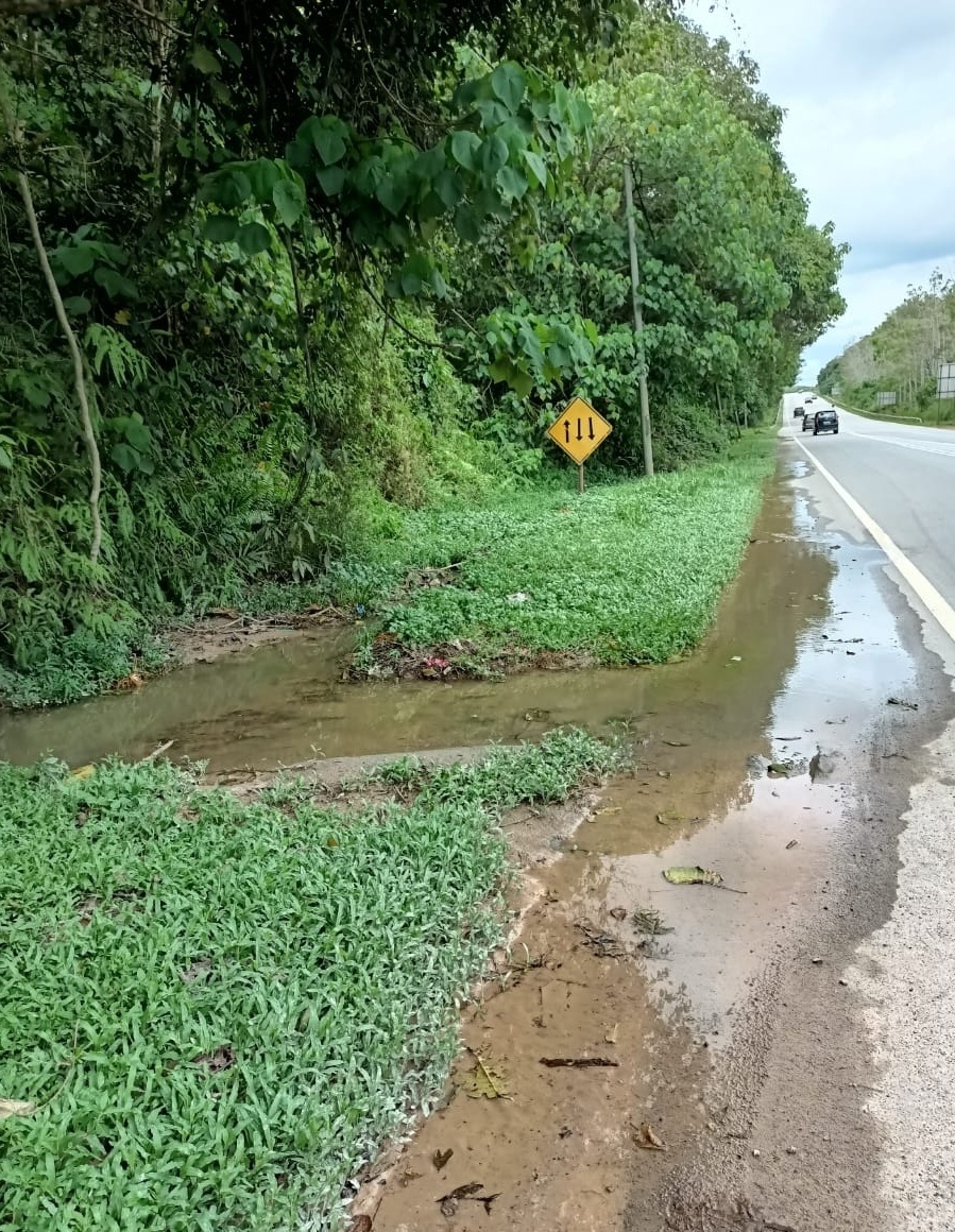 东：文德甲珍珠花园转出工业城大路逢雨必灾，马路上一片泥泞和积水。