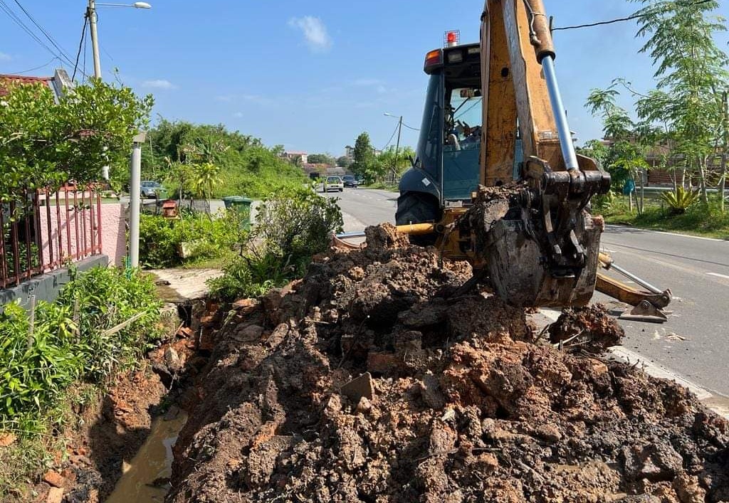东：文德甲陈秋冬花园住区水沟墙壁日前崩塌，淡马鲁市议会承包商前往进行维修工程。