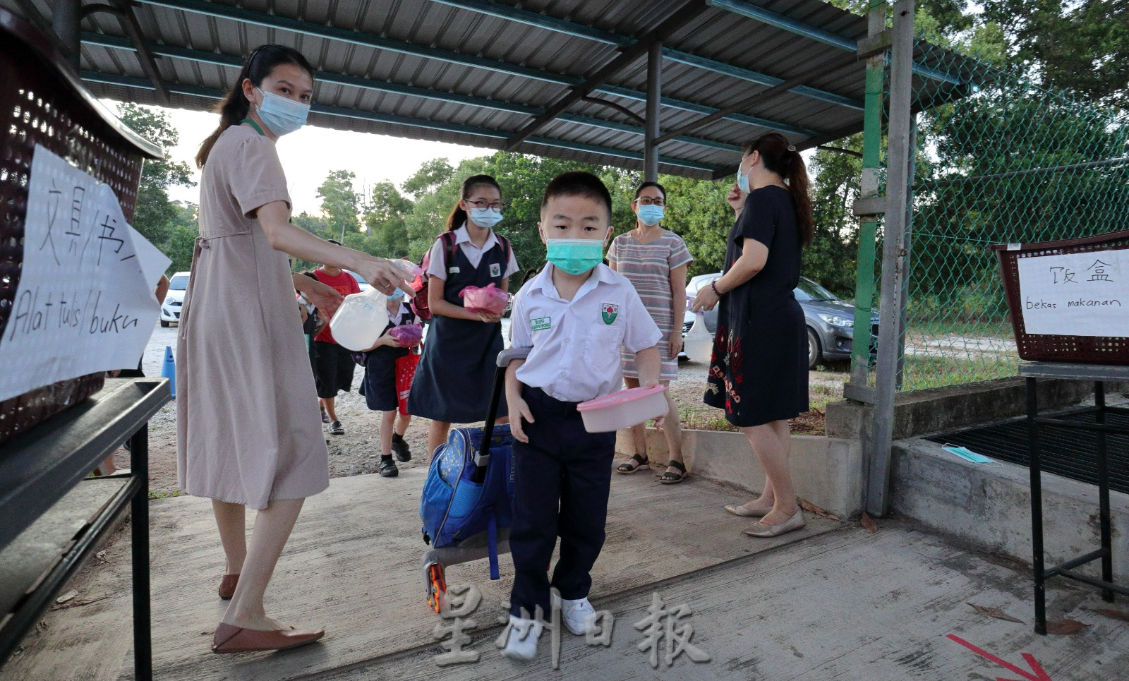 东：新学年开课一周不必上课，学校办活动加强师生与董家协互动。