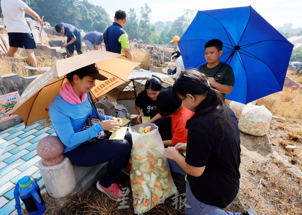 东：时代变迁、年轻人少参与，义山扫墓人潮逐年减少。