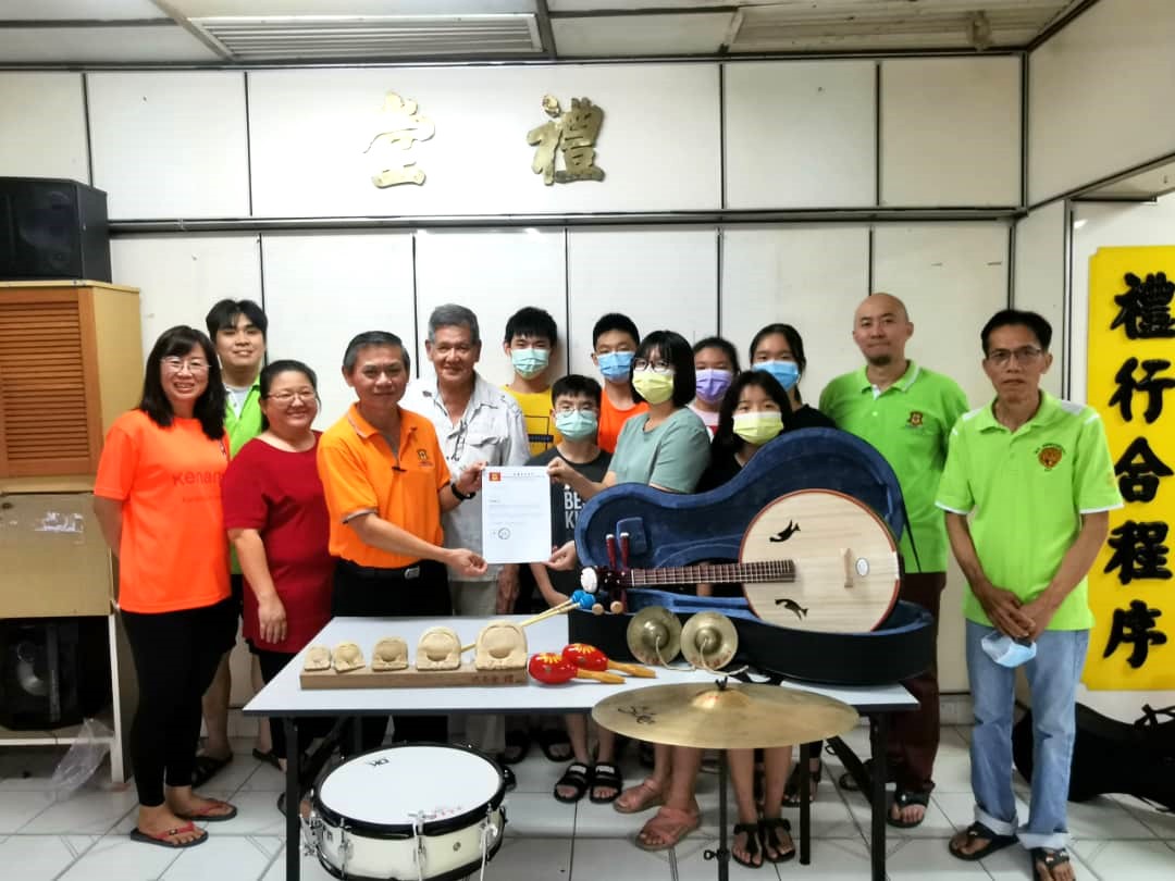 东：淡属海南会馆华乐团获热心人士沈志安捐赠乐器，以推广本地华乐艺术。