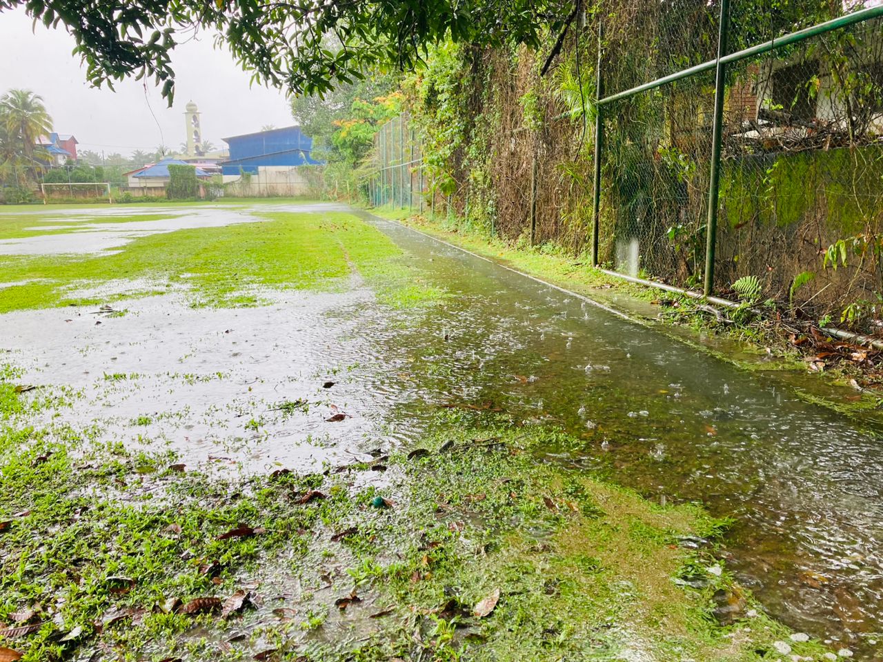 东：瓜拉吉挠下长命雨 排水不及足球场积水