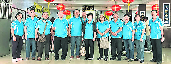 东:甘马挽德教会紫昇阁奉师谕,于日前由阁长黄燕君及10位董班参缘特鸾会柳。