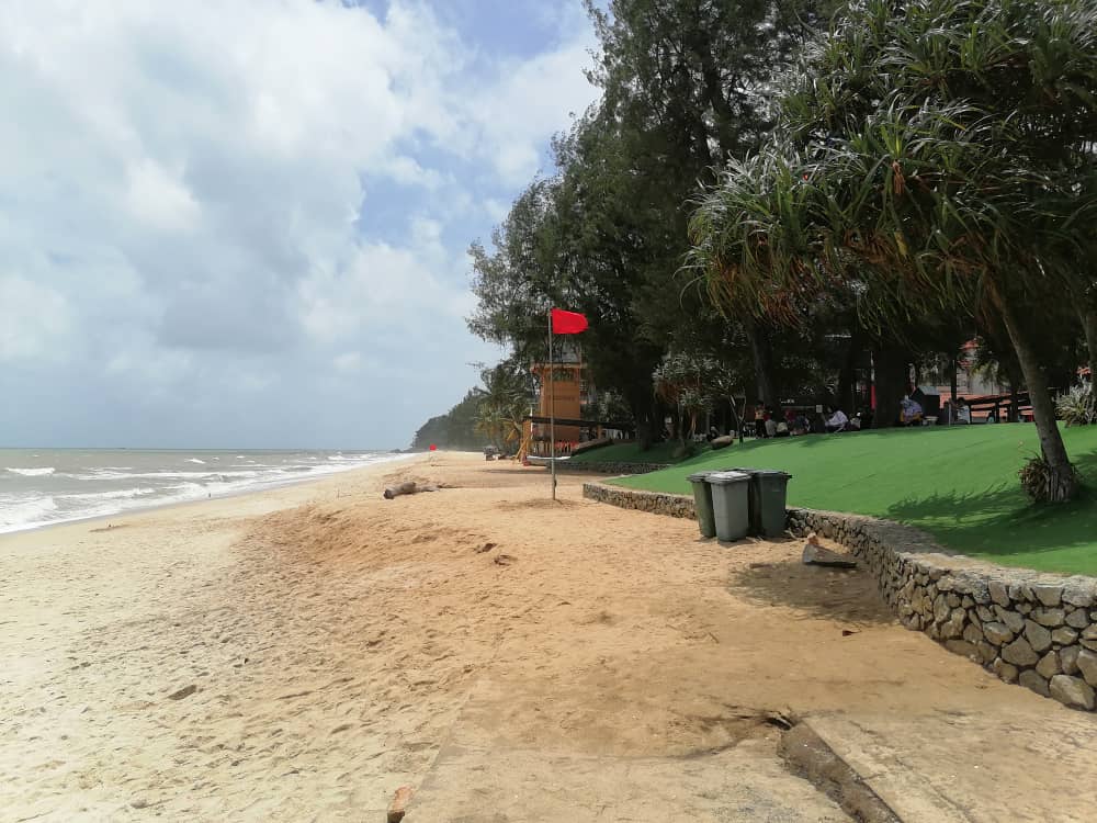 东：直落尖不辣海滩风大浪大并竖起红旗，惟稚儿不懂危险仍在海滩戏水。