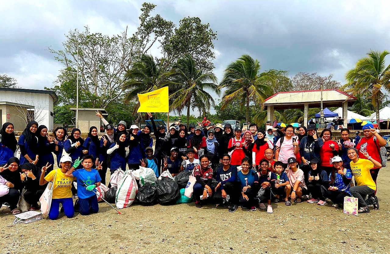 东：非营利组织及大小学生一起清滩