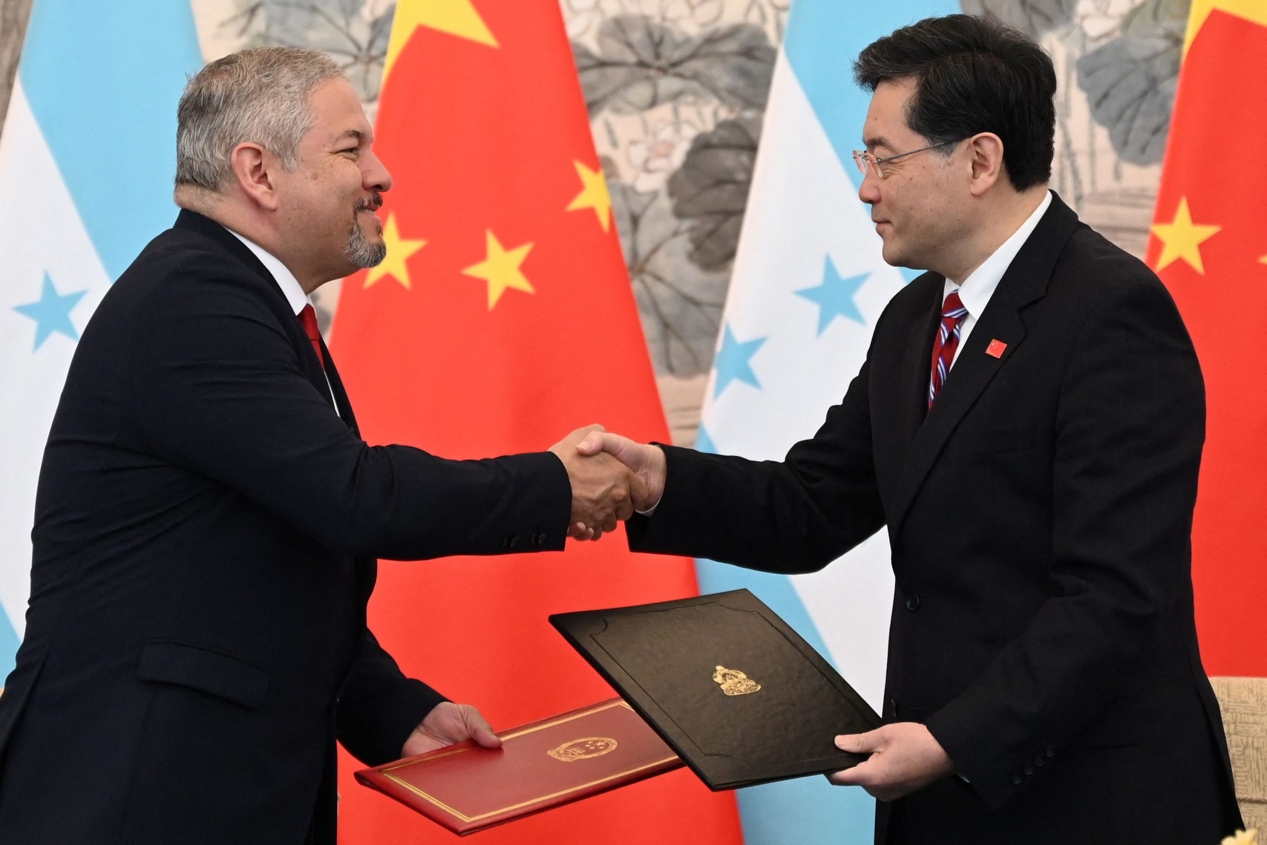 中国与洪都拉斯建立外交关系