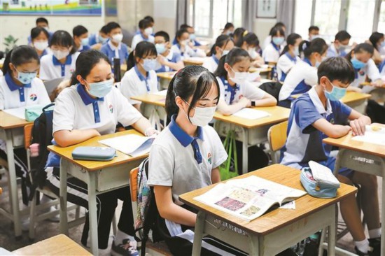 中国宣布防疫新政策 各级学校不再强制要求配戴口罩