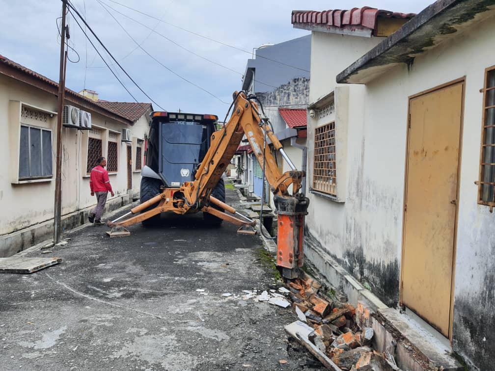 余保凭：改善后巷逢雨淹 加深清理沟渠增地下深沟