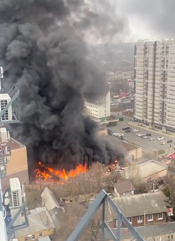 俄安全局边防大楼爆炸 烈火燃烧至少1死2伤