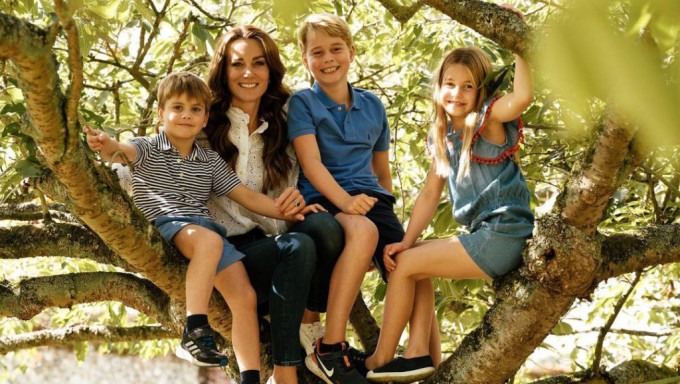 凯特携3子女爬树拍照 温馨甜蜜贺英母亲节