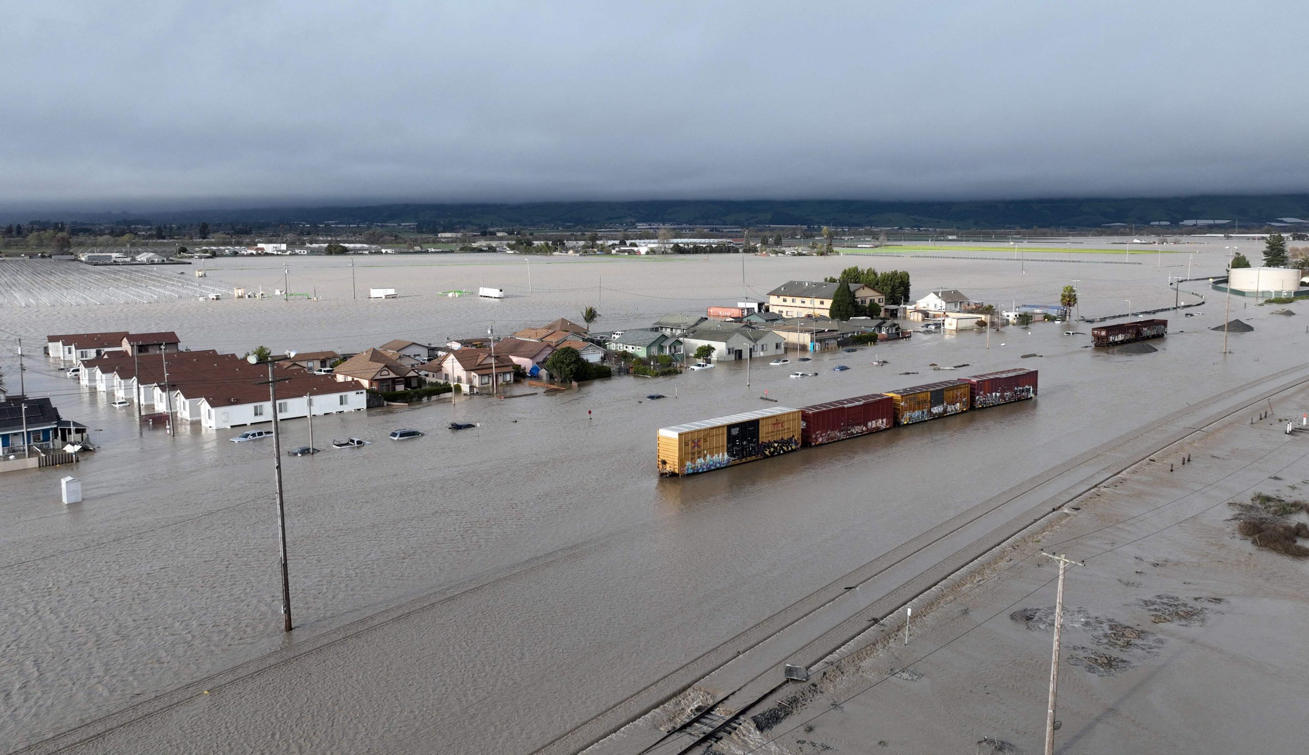 加州再遇新风暴酿2死 大雨冲刷河岸溃堤