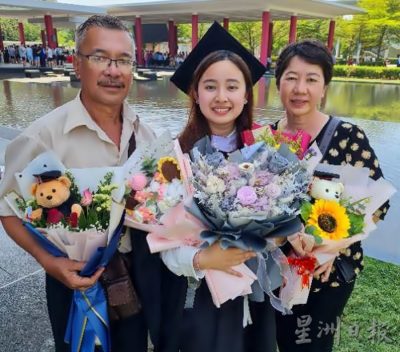 华裔女生印度名 Laximi大学毕业了