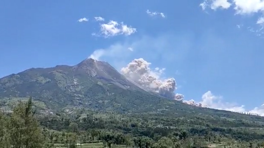 印尼默拉皮火山喷发