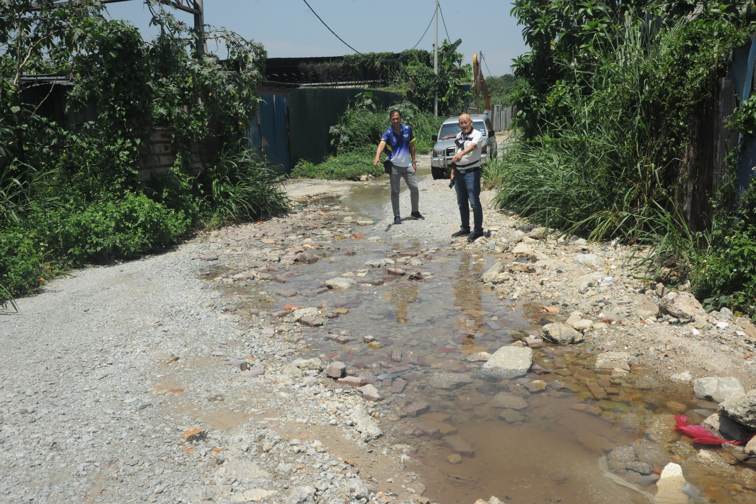 双溪毛糯太平村11哩工业区 河流侵蚀道路破损不堪