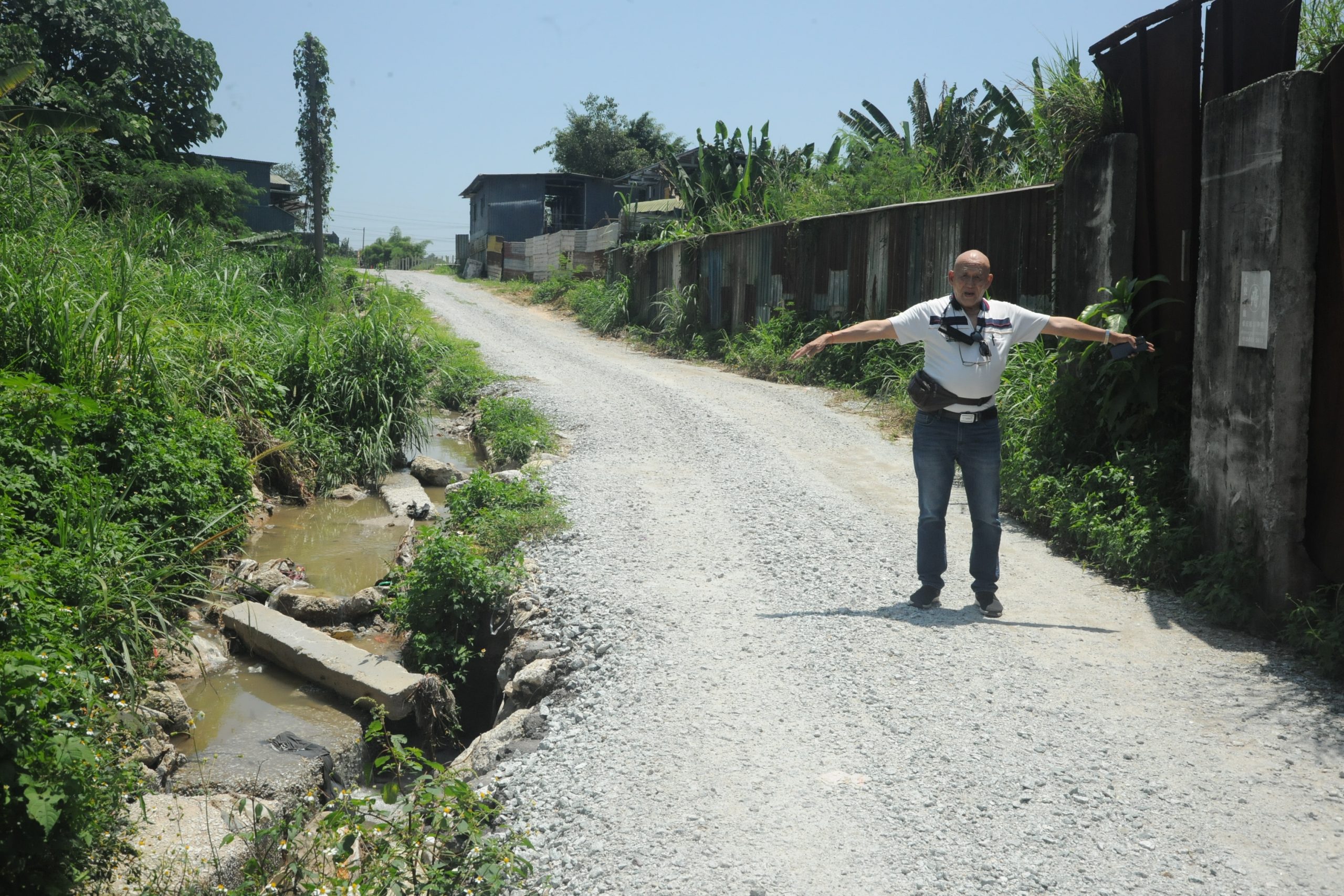 双溪毛糯太平村11哩工业区 河流侵蚀道路破损不堪